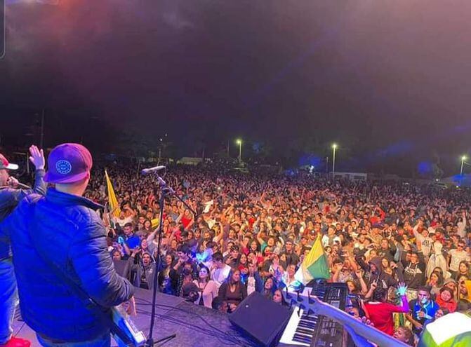 Miles de personas, sin mascarillas se congregaron el viernes en Caacupé para la presentación de campaña del exintendente de la ciudad Diego Riveros (PLRA) que busca ser reelegido.