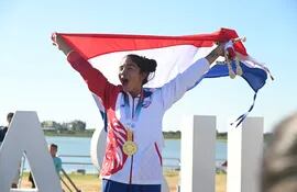 Agua Marina Espínola, ciclista paraguaya, festejando la medalla de oro en el contrarreloj de ciclismo de ruta.