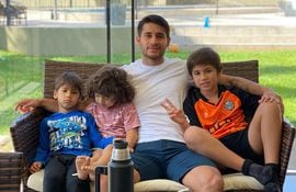 El cumpleañero Elías junto a su papá Iván Torres y sus hermanitos Emmanuel y Piero, en una imagen publicada el pasado sábado por el futbolista. (Instagram/Iván Torres)