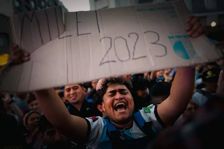 Seguidores del candidato a la Presidencia de Argentina líder de La Libertad Avanza (ultrederecha), Javier Milei, se congregan en Buenos Aires (Argentina). Milei ganó la segunda vuelta y es presidente de Argentina.