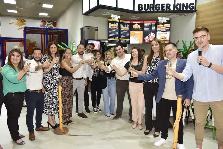 Burger King, inauguró su local número 41. Los fanáticos del rey de las hamburguesas 100% a la parrilla podrán descubrir el nuevo espacio ubicado en el Patio de Comidas, Piso 3, del Shopping Mariscal. Los directivos y gerentes brindaron por la nueva apertura BK.