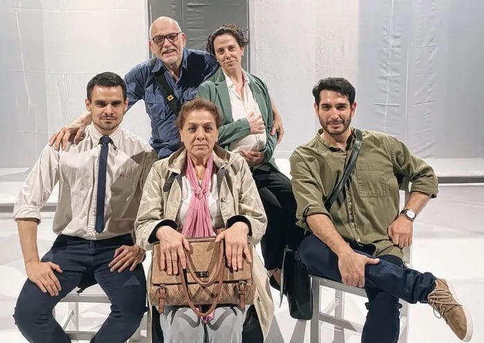 El elenco que interpreta la puesta que es un estreno en Paraguay, junto a su director Agustín Núñez (arriba).
