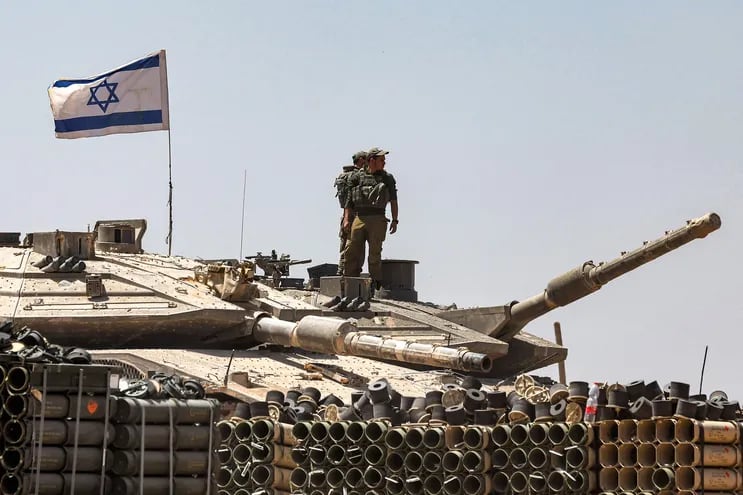 Soldados israelíes sobre un tanque cerca de la frontera entre Israel y la Franja de Gaza, este jueves.
