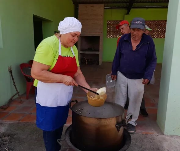 Ciento diez personas, reciben diariamente almuerzo y merienda en el comedor popular "De corazón a corazón" del barrio San Antonio de Pilar.