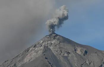 El volcán de Fuego de Guatemala entra en erupción, está ubicado a 65 Km de la capital guatemalteca. Es uno de los más activos de Centroamérica. (AFP)