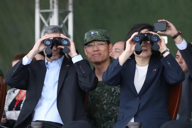 La presidenta taiwanesa, Tsai Ing-wen (d), y Mario Abdo Benítez (i), usan binoculares para ver un ejercicio militar antes del día nacional de Taiwán en una foto captada el martes 9 de octubre de 2018.