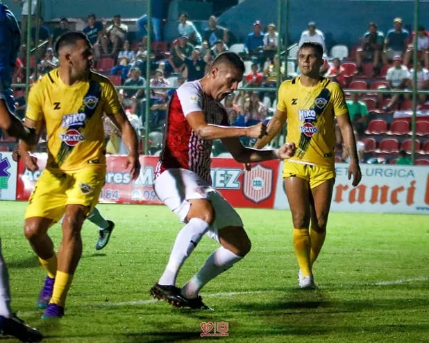 Grito de gol del zaguero central “Rayadito”, Óscar Noguera, autor del empate transitorio ante Recoleta. (Foto: San Lorenzo)