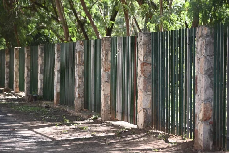 Rejas perimetrales del Parque Caballero.