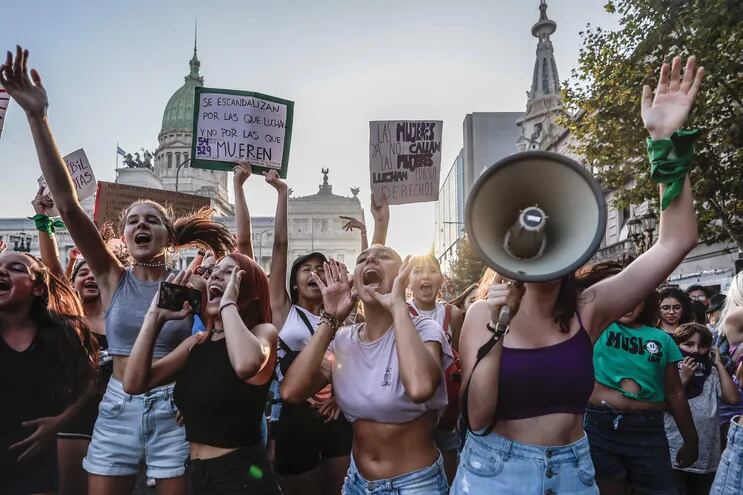El feminismo se encuentra en retroceso bajo el Gobierno de Javier Milei, ya que, a las declaraciones del mandatario argentino sobre el aborto y la agenda de género, se sumaron este viernes dos hechos: el Ejecutivo cambiará el nombre al Salón de las Mujeres y el Congreso no lucirá violeta.