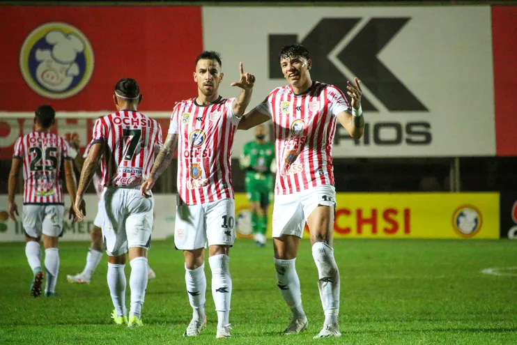 Los jugadores del Sportivo San Lorenzo celebran un gol en el partido frente a Pastoreo por la tercera fecha de la División Intermedia 2024 en el estadio Gunther Vogel, en San Lorenzo, Paraguay.