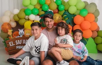Iván Torres con el cumpleañero Pierunchi y sus hermanitos mayores Elías y Emmanuel.