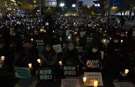 Miles de personas participan de una velada por las víctimas de la estampida de Halloween en Seúl, Corea.