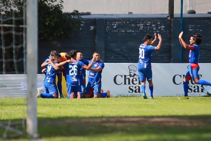 Los jugadores de Independiente de Campo Grande celebran un gol en el partido contra Atyrá FC por la ronda 21 de la División Intermedia, la segunda categoría del fútbol paraguayo, en el estadio Ricardo Gregor, en Asunción.