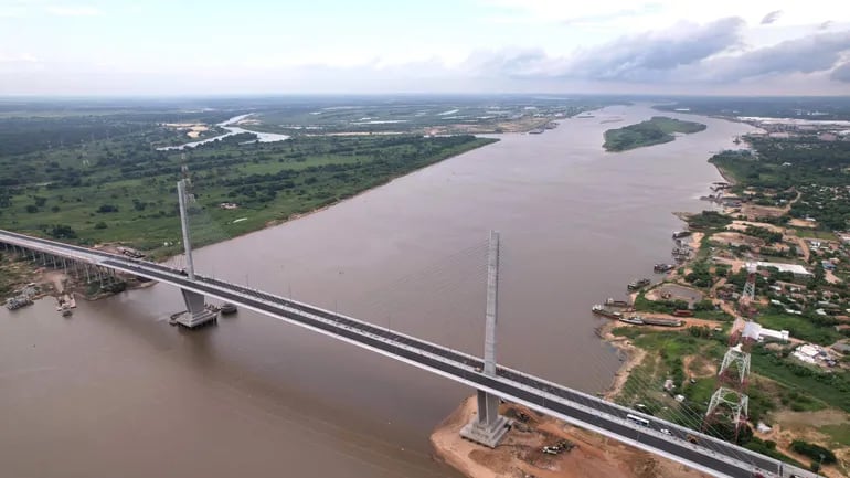 La longitud del atirantado sobre el río Paraguay es de 603 metros y cuenta con dos pilas de 300 metros cada una con dos velas sujetadas por 23 tirantes de cada lado.