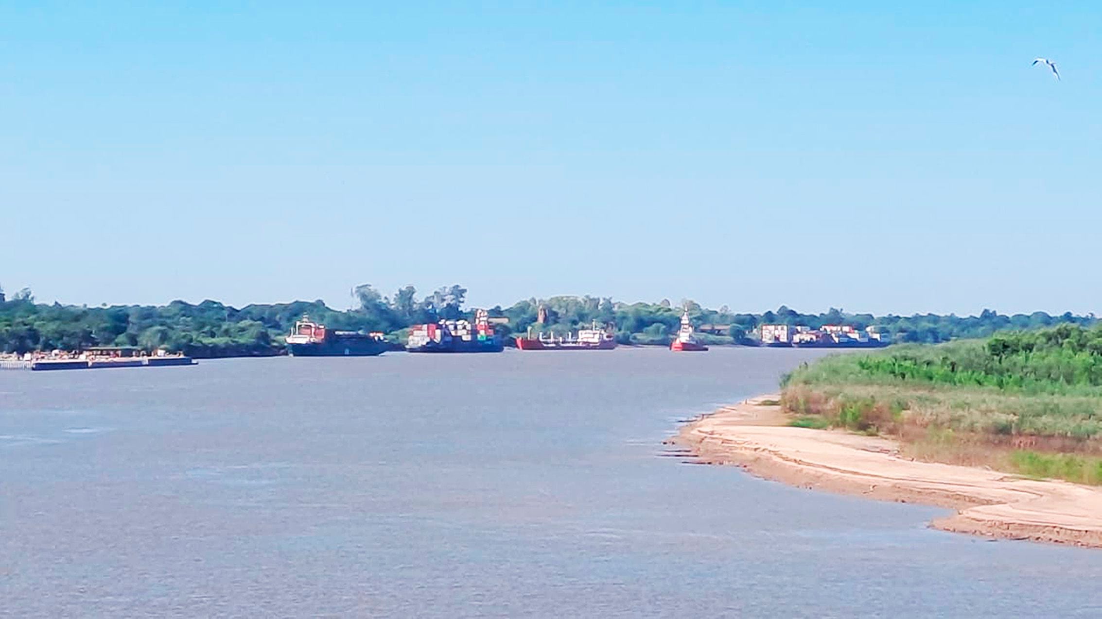 Vuelta Queso, Km 61 del río Paraguay. Km 1301 de la Hidrovía. Aguas abajo del Puerto De Pilar, donde un grupo de embarcaciones aguardan mejora del paso crítico para seguir curso, desde antes de Fin de Año.