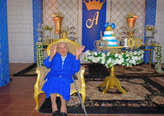En su "trono" dorado, doña Adela González viuda de Río, en la fiesta por sus cien años, en Itapé.
