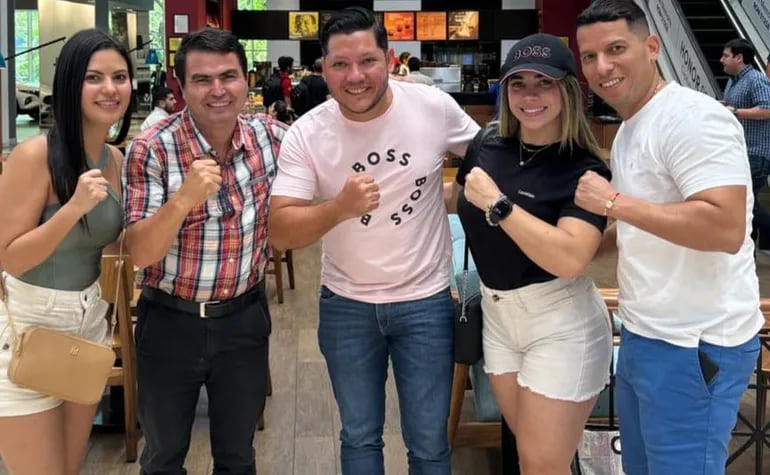 Comitiva colombiana junto al presidente del beach boxing Paraguay (2do. de la izquierda).