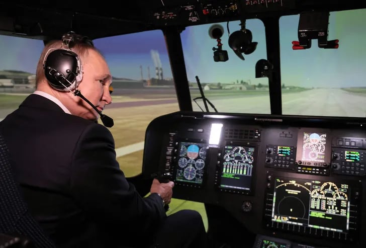 El presidente de Rusia, Vladimir Putin, opera un simulador de helicoptero Mi-171A2 en un centro de entrenamiento en Siberia. (SPUTNIK/AFP)