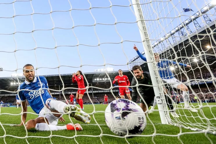 Liverpool (United Kingdom), 24/04/2024.- Jarrad Branthwaite of Everton (R) scores against goalkeeper Alisson Becker of Liverpool (2-R) during the English Premier League soccer match of Everton FC against Liverpool FC, in Liverpool, Britain, 24 April 2024. (Reino Unido) EFE/EPA/ADAM VAUGHAN EDITORIAL USE ONLY. No use with unauthorized audio, video, data, fixture lists, club/league logos, 'live' services or NFTs. Online in-match use limited to 120 images, no video emulation. No use in betting, games or single club/league/player publications.
