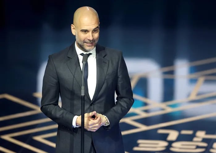Pep Guardiola, director del Manchester City, pronuncia un discurso tras ganar el premio al Mejor Entrenador Masculino de la FIFA en los Best FIFA Football Awards 2023 en Londres, Gran Bretaña, el 15 de enero de 2024.