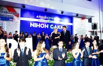 Directivos de Nihon Gakko hacen uso de la palabra durante la ceremonia por el 31 aniversario de la institución.