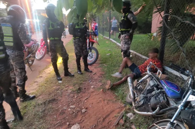 Momento en que agentes del Grupo Lince lograron la aprehensión de un presunto motochorro en Luque.