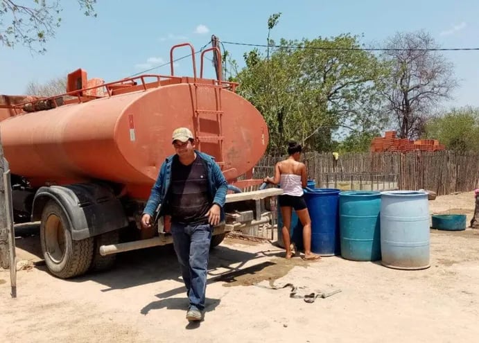 MOPC lleva agua ante la sequía del Chaco.