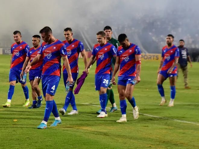 Los jugadores de Cerro Porteño abandonan el campo del Manuel Ferreira después de empatar 2-2 con Olimpia en el superclásico del fútbol paraguayo por la sexta fecha del torneo Apertura 2023.