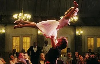 Jennifer Grey en la famosa escena de baile de "Dirty Dancing" con Patrick Swayze. La actriz volverá a encarnar a Baby en una secuela del exitoso filme de 1987.