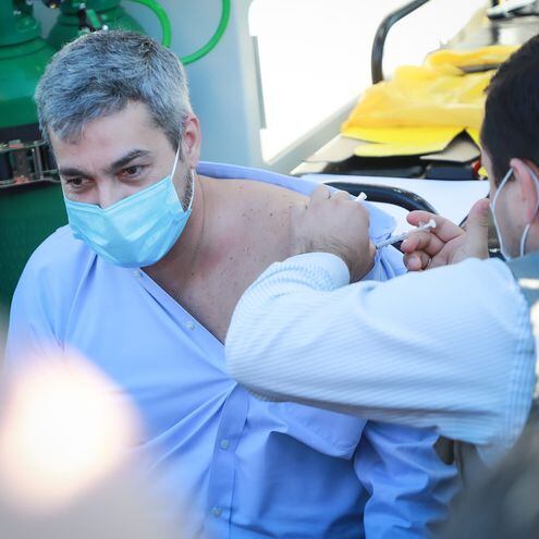 Mario Abdo Benítez recibe la segunda dosis de su vacuna contra el Covid.