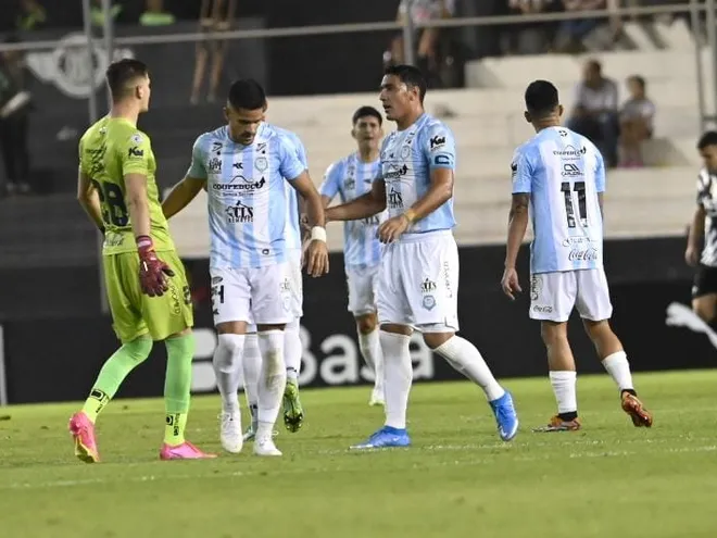 Los futbolistas de Guaireña celebran un gol contra Libertad en un partido de la tercera fecha del torneo Clausura 2023 del fútbol paraguayo en el estadio La Huerta, en Asunción.