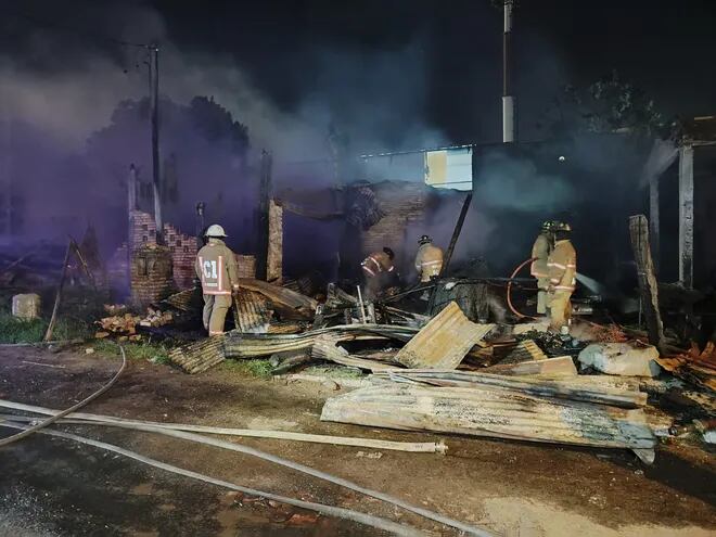 Una carpintería ubicada en Fernando de la Mora fue consumida por completo por un incendio.