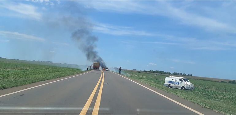 Los delincuentes quemaron una camioneta en medio de la ruta para cubrir la fuga.