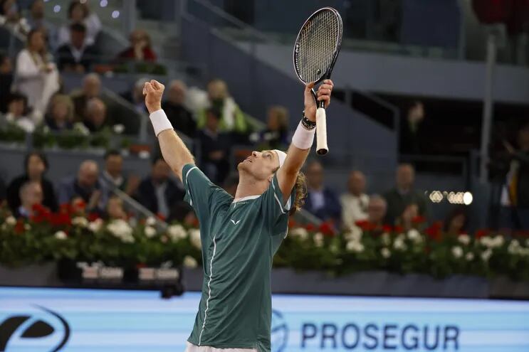 El tenista ruso Andréi Rublev celebra su victoria ante el español Carlos Alcaraz este miércoles, en partido de cuartos de final del Mutua Madrid Open, en las instalaciones de la Caja Mágica.