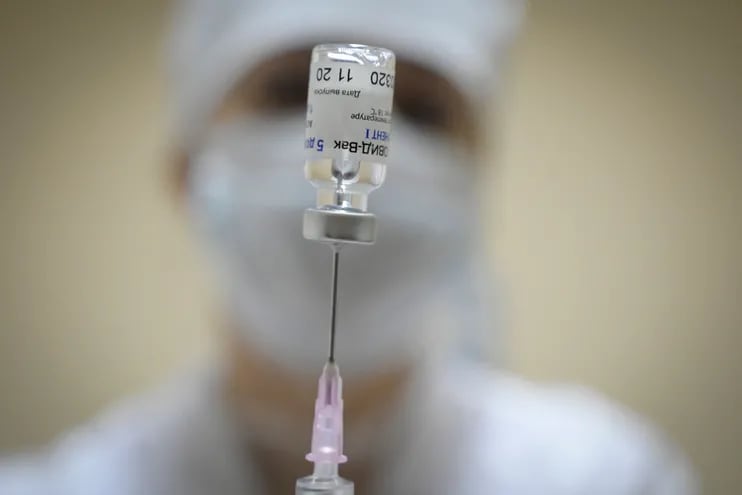 Una enfermera prepara una dosis de la vacuna Sputnik V en un hospital de Moscú.