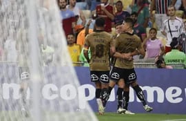 El paraguayo Guillermo Paiva (d), jugador de Colo Colo, celebra un gol en el partido frente a Colo Colo por la fase de grupos de la Copa Libertadores 2024 en el estadio Maracaná, en Río de Janeiro, Brasil.