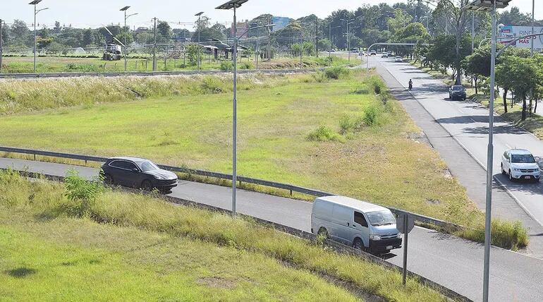 Las fotos tomadas sobre la autopista Silvio Pettirossi y la avenida Ñu Guasu evidencian la desidia del MOPC.