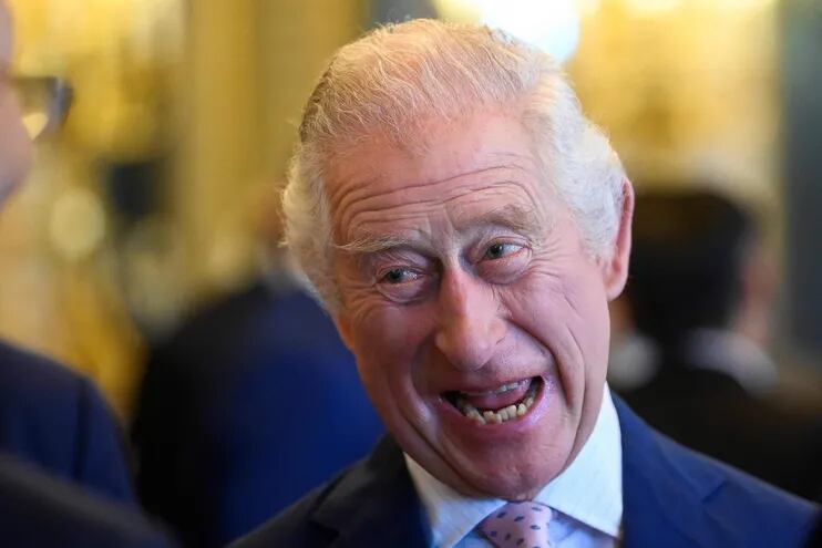 El rey Carlos III sonrie hoy, durante un almuerzo en el Palacio de Buckingham Palace. Mañana será coronado en una ceremonia con toda la pompa.