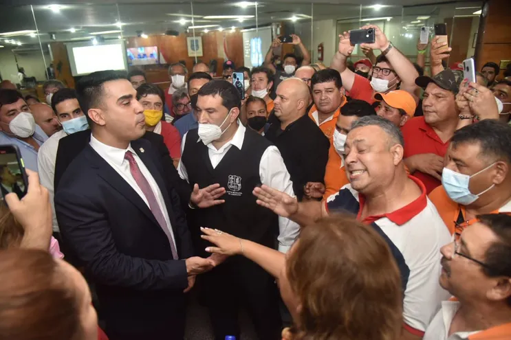 Funcionarios de la Municipalidad de Asunción exigen a presidente de la Junta Municipal el aumento salarial