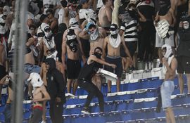Los barras de Olimpia rompieron y lanzaron las butacas de la Gradería Sur al césped del Defensores del Chaco provocando la suspensión del clásico con Libertad por la Copa Paraguay.