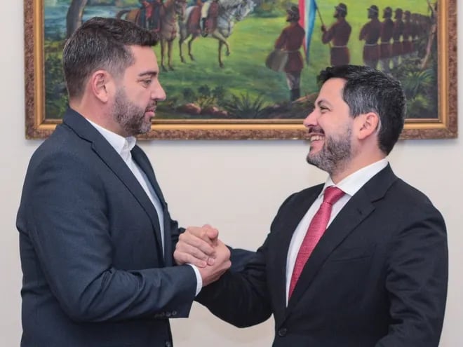 Pedro Alliana (i) y Raúl Latorre pactan aprobar el Presupuesto a “libro cerrado” con aumento salarial para Peña y ministros.