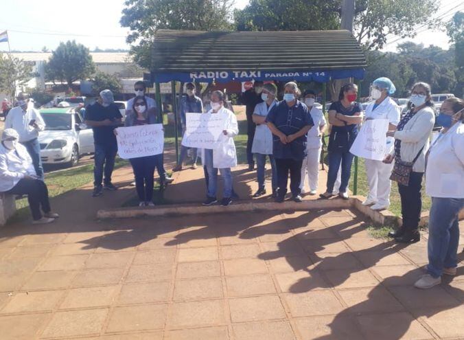 Los trabajadores de la salud se congregaron frente al Hospital Regional para exigir pago de gratificaciones.
