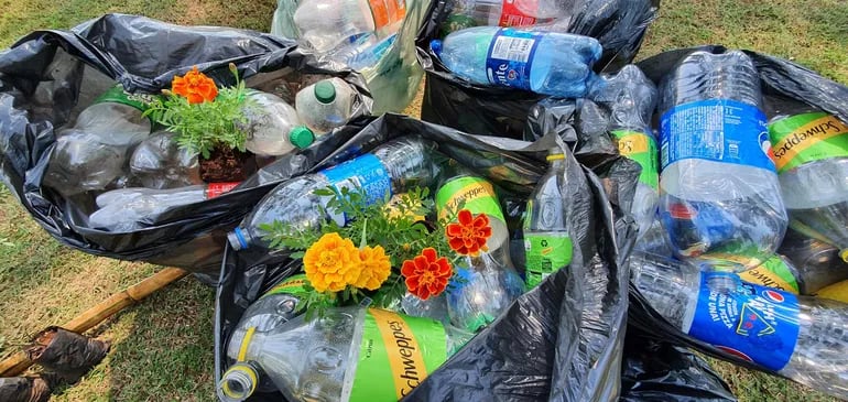 Mediante el festejo sustentable de la Primavera colectaron varias bolsas de botellas de plástico.