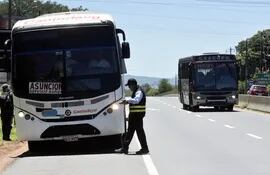 Inspectores de la Dirección Nacional de Transporte (Dinatran) en plena tarea de verificación de un bus de larga distancia. A partir de mañana trabajarán los colectivos de Paraguarí y Cordillera.