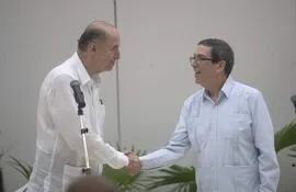 El canciller colombiano, Álvaro Leyva (i), saluda a su similar cubano Bruno Rodríguez, tras una reunión en La Habana (Cuba).  (EFE)