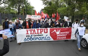 Los integrantes del Partido Paraguay Pyahurã y otros integrantes de campañas en defensa de la soberanía de Itaipú se unieron para exigir a los miembros del Consejo de la Binacional que no sean entreguistas con el Brasil.