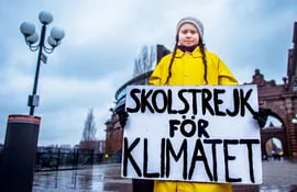 la-adolescente-greta-thunberg-muestra-el-lema-huelga-escolar-por-el-clima-en-su-protesta-contra-el-cambio-climatico-en-estocolmo-efe-234359000000-1782526.jpg