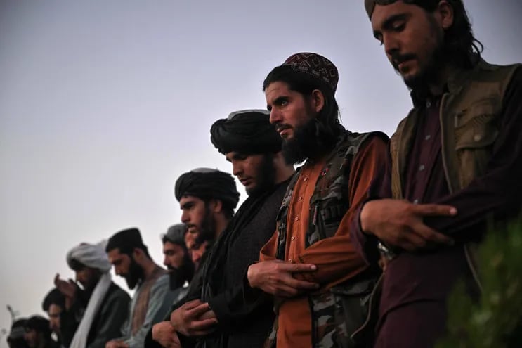 Talibanes rezan en Kabul, Afganistán. (Imagen de archivo)