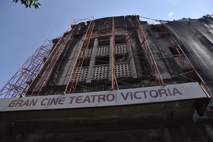 La fachada del Gran Cine Teatro Victoria, en la emblemática esquina de Oliva y Chile se encuentra cubierta de andamios y hay obreros trabajando en "lavarle la cara".