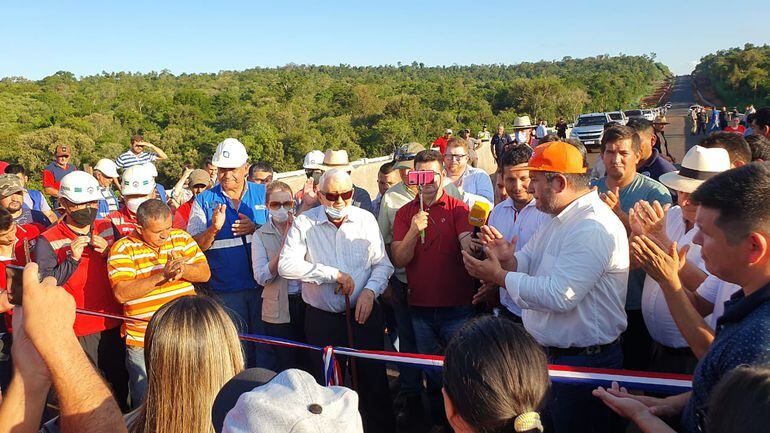 La habilitación del puente sobre el río Ñacunday se llevó a cabo este martes, con participación de autoridades, obreros y pobladores.